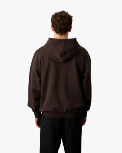 Colorful Standard Organic Oversized Hood - Coffee Brown -Colorful Wear Shop CS1015 Male Organicoversizedhood Coffeebrown Model 3 f3bb2f46 46c3 44c7 9f04 e4d08a8eb803